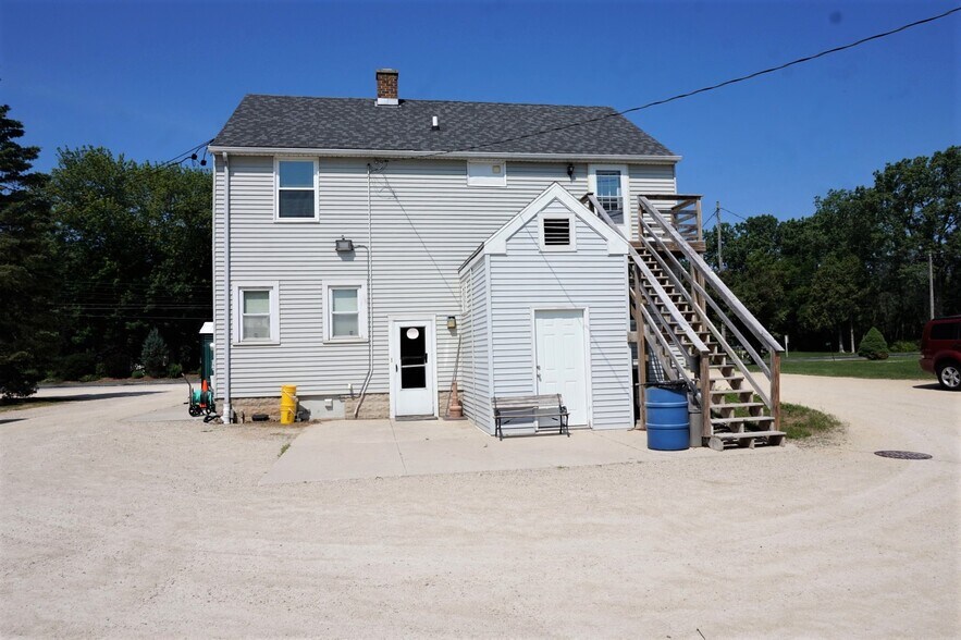 More Photos Of 3172 N Riverside Dr, Saukville General Retail For Lease