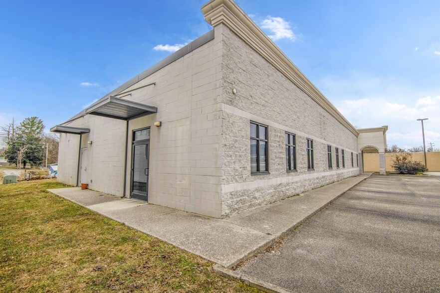 More Photos Of 305 River Dr, LaFollette Medical For Sale