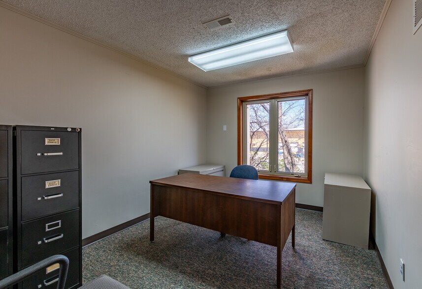 More Photos Of 2500 W 31st St, Lawrence Office For Sale
