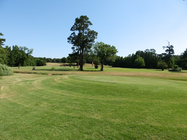 More Photos Of 2130 Country Club Rd, Palestine Golf Course Driving Range For Sale