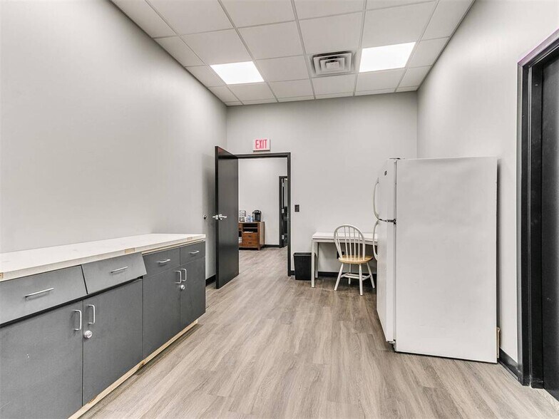 More Photos Of 6625 S Hiwassee Rd, Oklahoma City Showroom For Sale