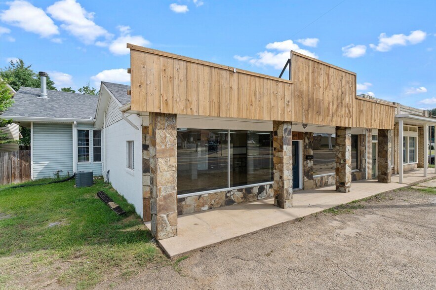 More Photos Of 605 E Broadway St, Jefferson General Retail For Sale