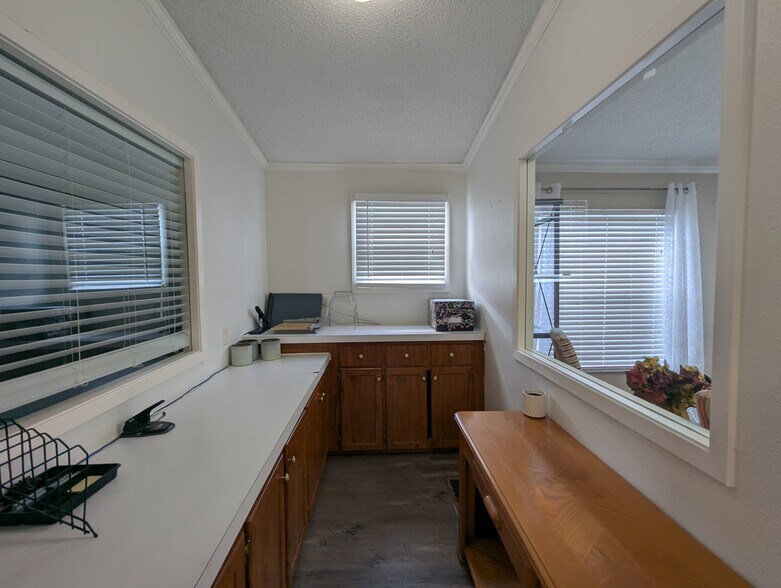 More Photos Of 16595 IH-10, Vidor Truck Terminal For Sale