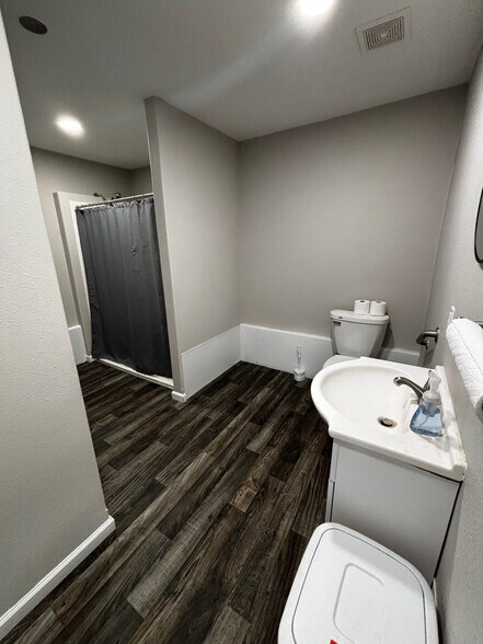 More Photos Of 1010 W Buchanan St, California Freestanding For Sale