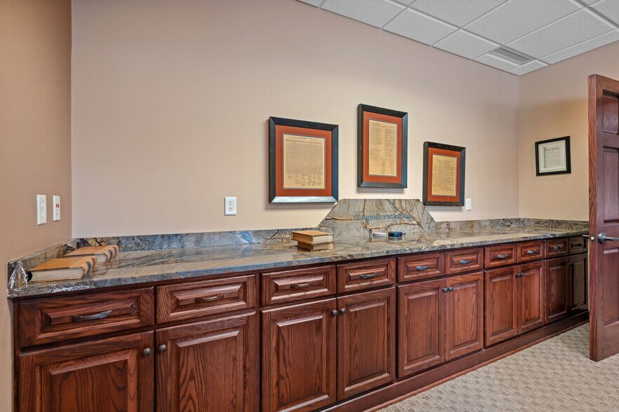 More Photos Of 225 Cedardale Dr SE, Owatonna Office For Sale