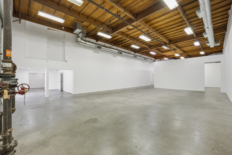 More Photos Of 805 Traction Ave, Los Angeles Showroom For Lease