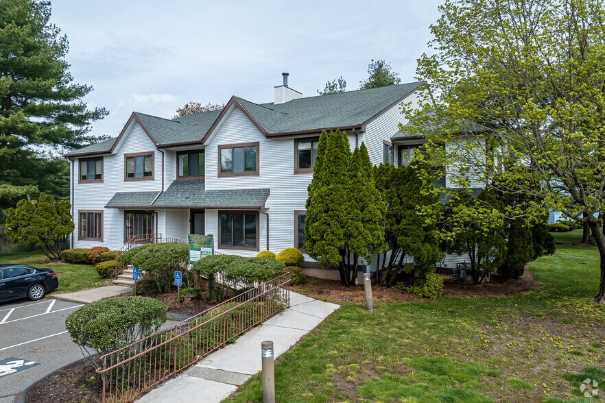 More Photos Of 2 Forest Park Dr, Farmington Medical For Lease