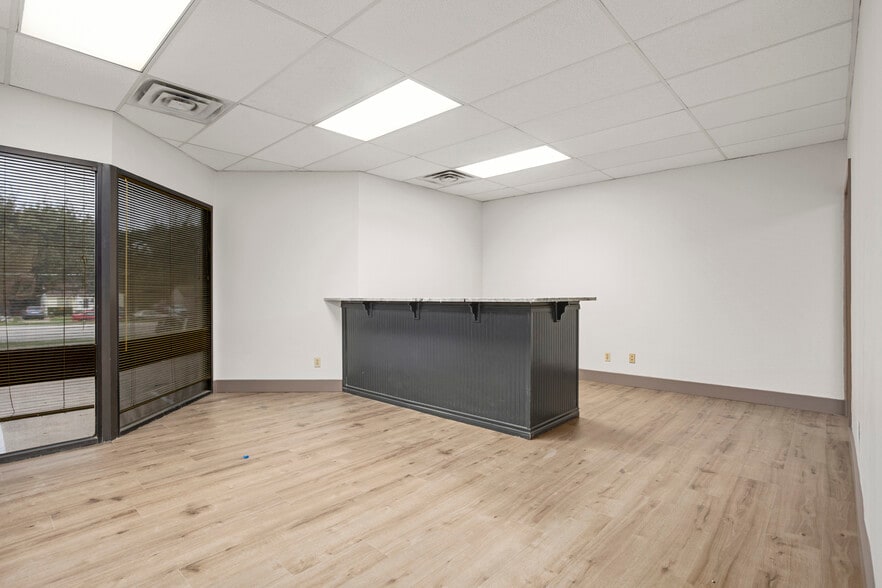 More Photos Of 4734 Benbrook Blvd, Benbrook Unknown For Lease