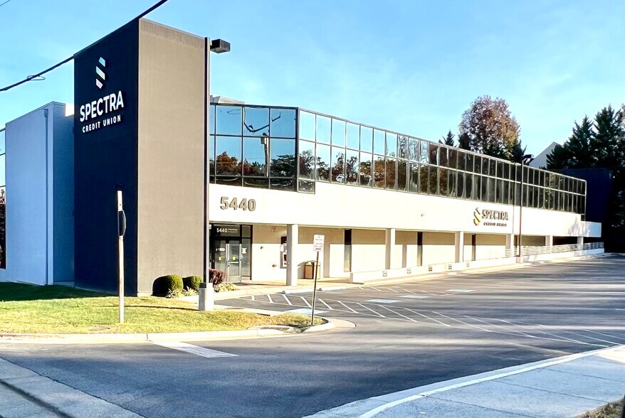 More Photos Of 5440 Cherokee Ave, Alexandria Showroom For Lease