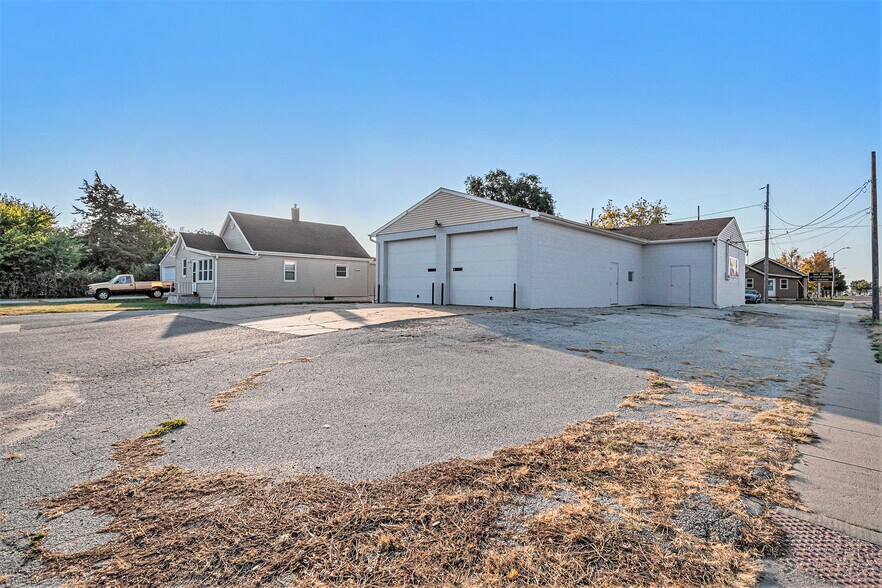 More Photos Of 1023 N 16th St, Council Bluffs Auto Repair For Sale