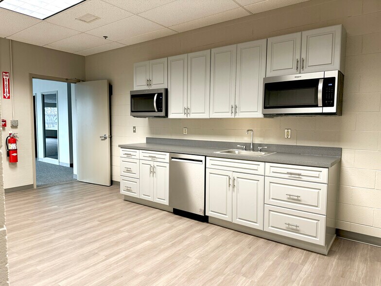 More Photos Of 500 Creekside Dr, Amherst Light Distribution For Lease