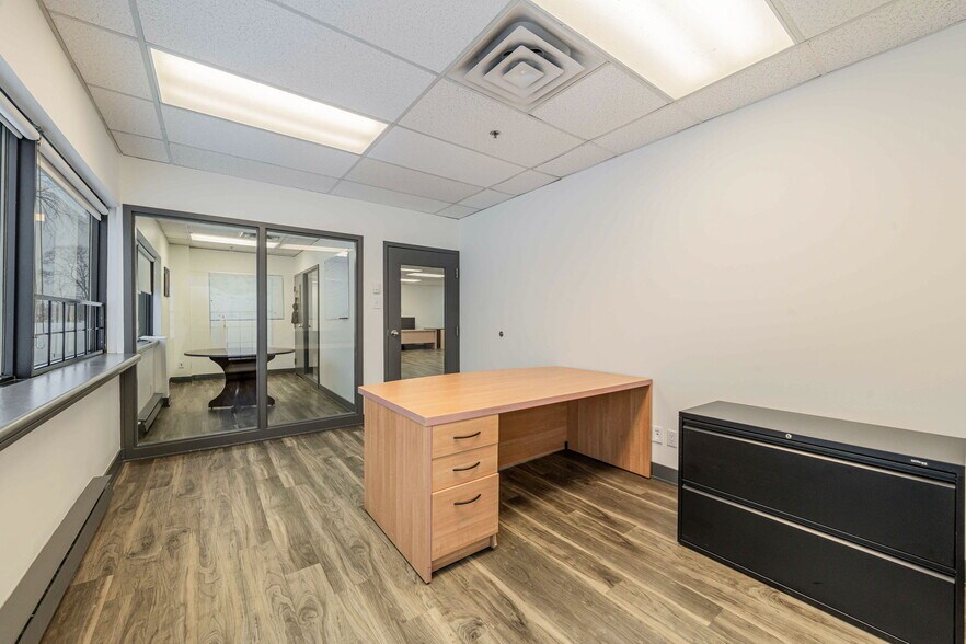 More Photos Of 50 Rue de Lauzon, Boucherville Flex For Lease