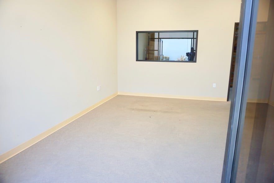 More Photos Of 16882 S Main St, Gardena Warehouse For Lease