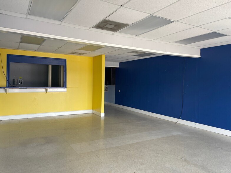 More Photos Of 701 E Main St, Tomball Storefront For Lease