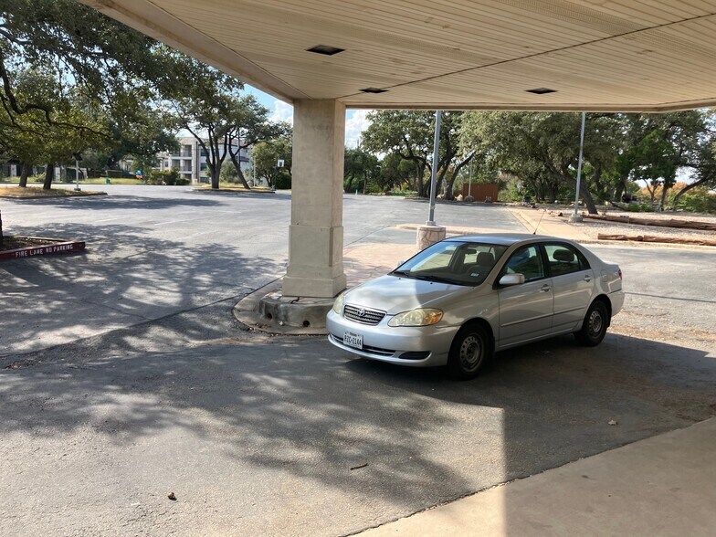 More Photos Of 220 Foremost Dr, Austin Schools For Lease