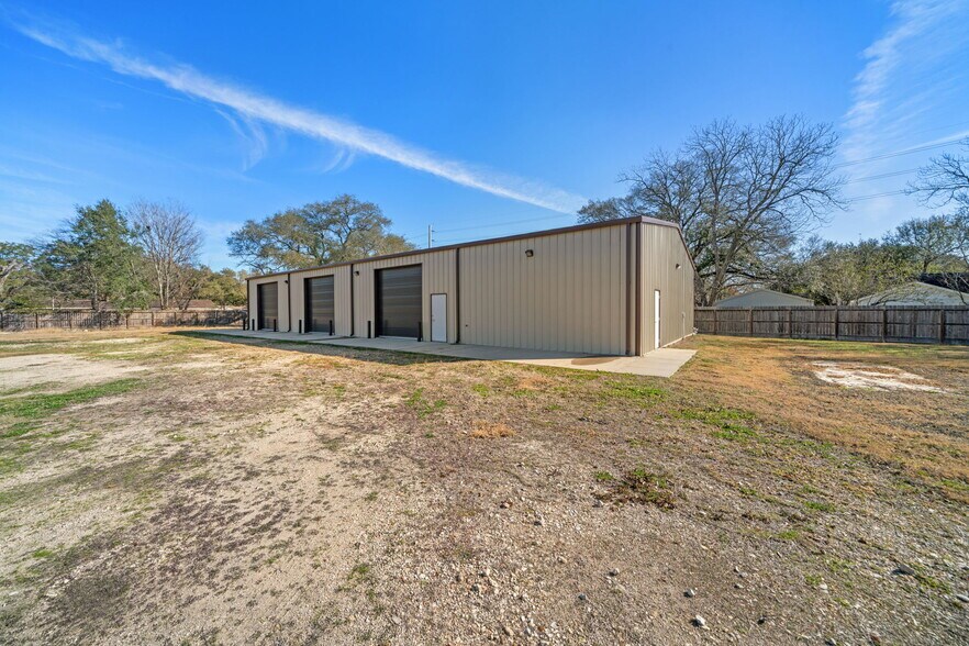 More Photos Of 1707 Bernie Ave, Rosenberg Office For Sale