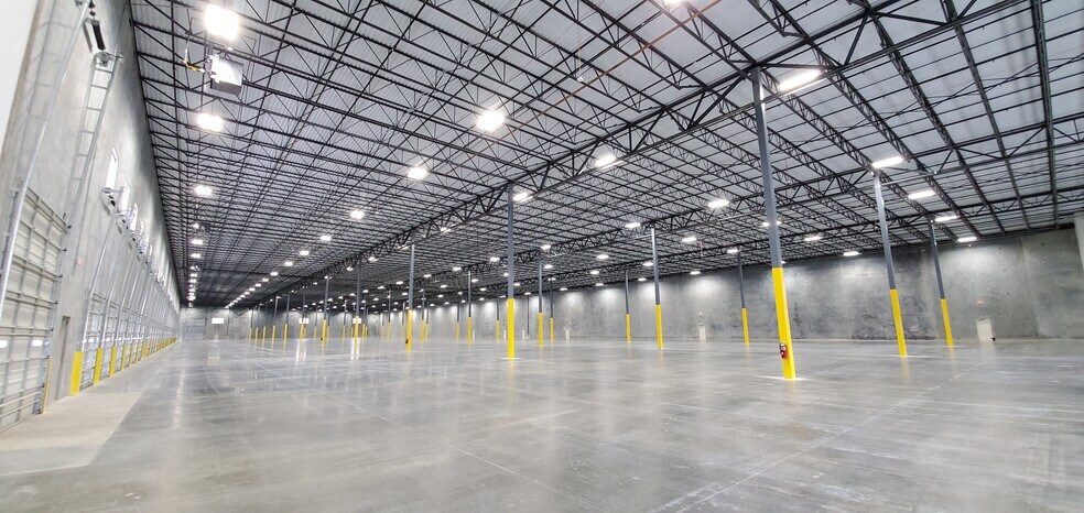 More Photos Of 21420 Northwest Fwy, Cypress Distribution For Lease