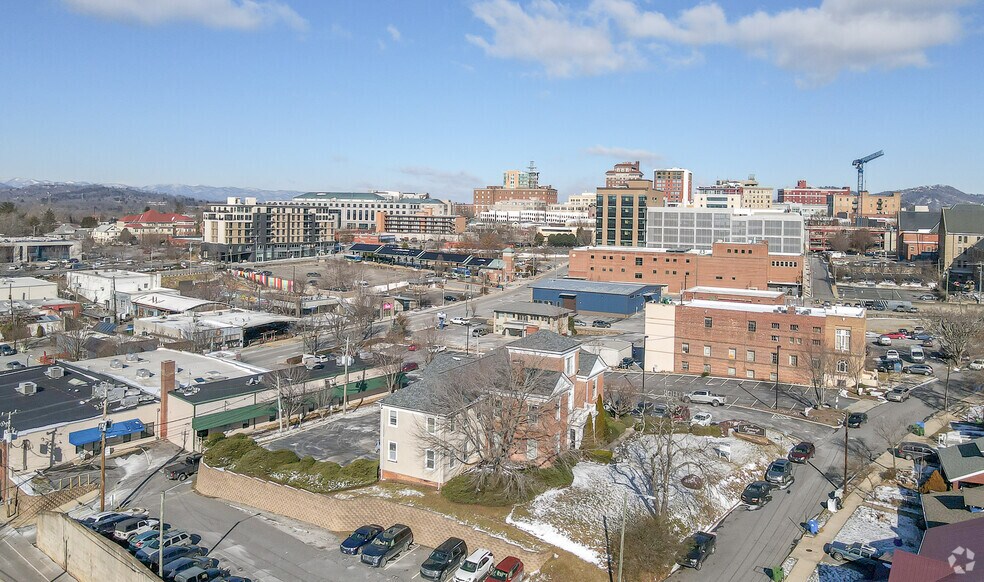 More Photos Of 29 Ravenscroft Dr, Asheville Office For Lease