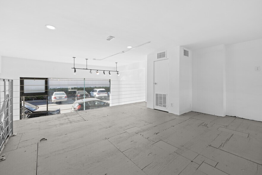 More Photos Of 1501 Main St, Venice Storefront Retail Office For Lease