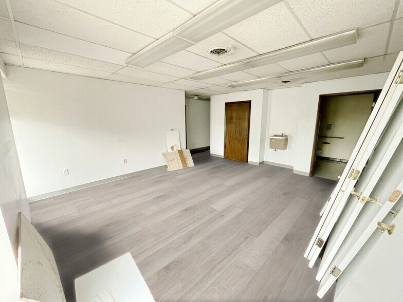 More Photos Of 5306 Peters Creek Rd, Roanoke Showroom For Sale