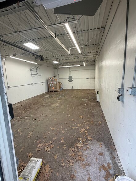 More Photos Of 41 Lawrence St, Northborough Warehouse For Lease