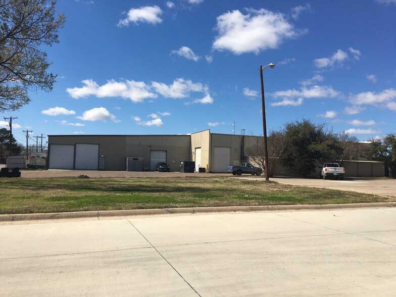 More Photos Of 404 W Main St, Azle Freestanding For Sale