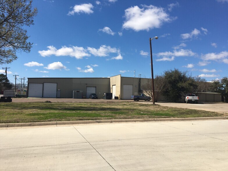 More Photos Of 404 W Main St, Azle Freestanding For Lease