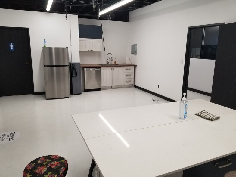 More Photos Of 461 Calle San Pablo Rd, Camarillo Manufacturing For Lease