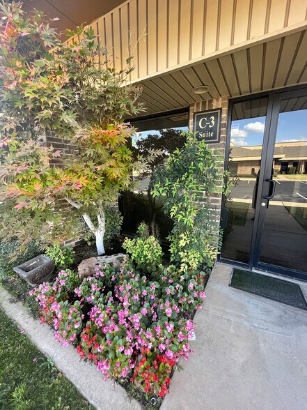 More Photos Of 510 E Memorial Rd, Oklahoma City Unknown For Lease