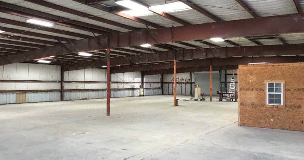 More Photos Of 1220 S Airhart Dr, Baytown Warehouse For Lease