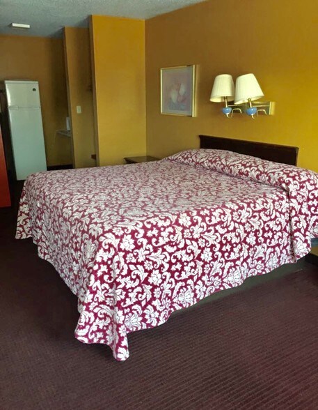 More Photos Of 626 W Market St, Bolivar Hotel For Sale