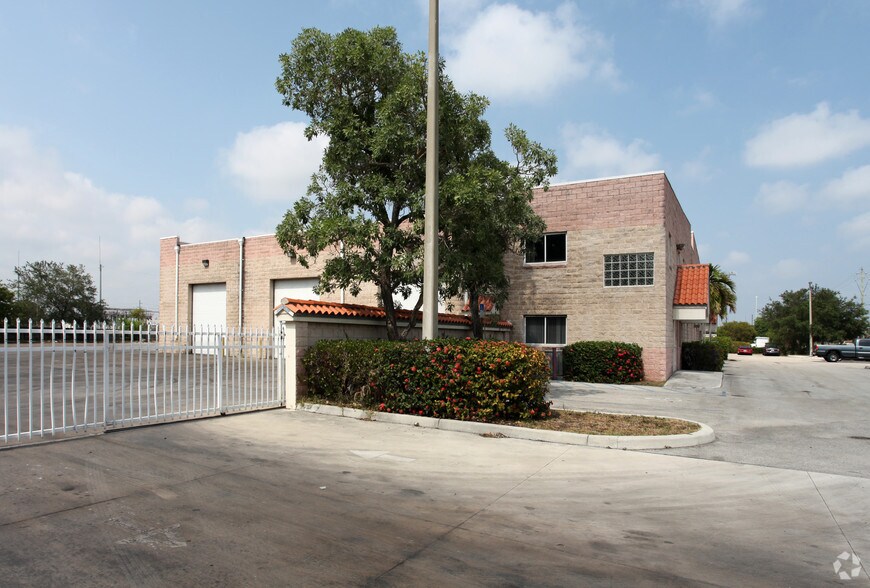 More Photos Of 2201-2221 NW 22nd St, Pompano Beach Flex For Lease