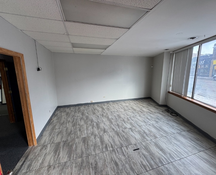 More Photos Of 6244-6250 S Archer Rd, Summit Argo Storefront For Sale