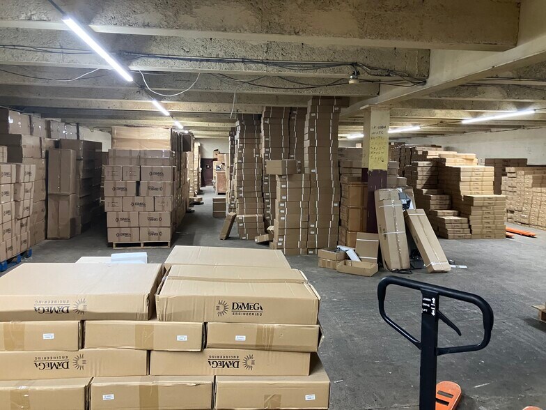 More Photos Of 32 Intersection St, Hempstead Warehouse For Lease