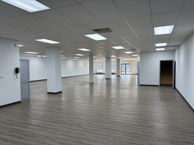 More Photos Of 2225 W Franklin St, Evansville Storefront For Sale