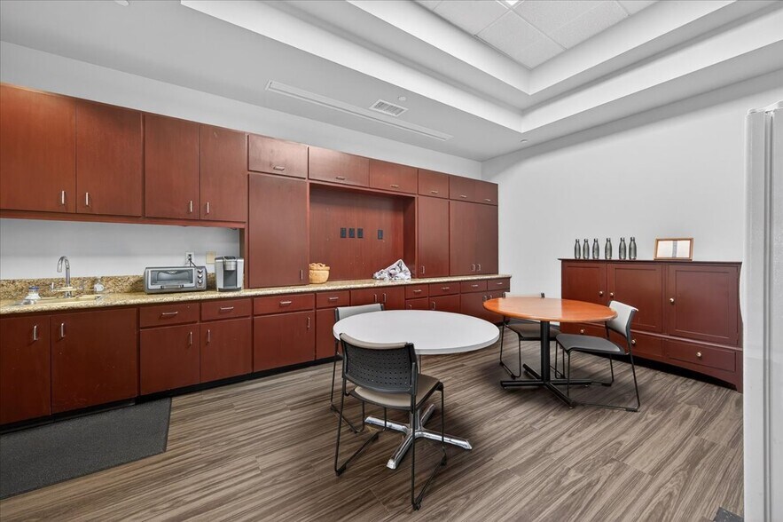 More Photos Of 7060 N Fresno St, Fresno Office For Lease