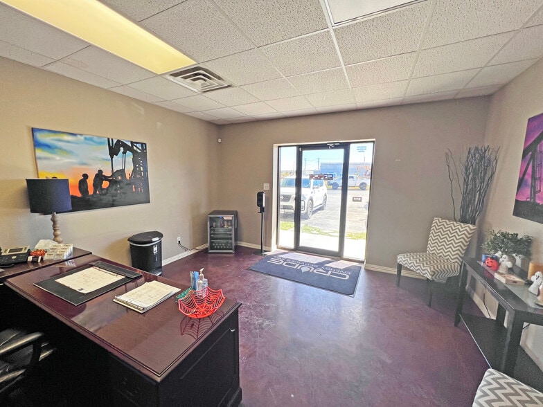 More Photos Of 2741 E Pearl St, Odessa Warehouse For Lease