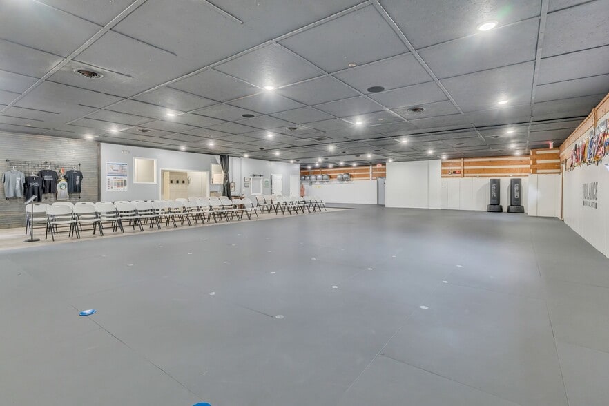 More Photos Of 207 Highway 96 N, Fairview Showroom For Sale