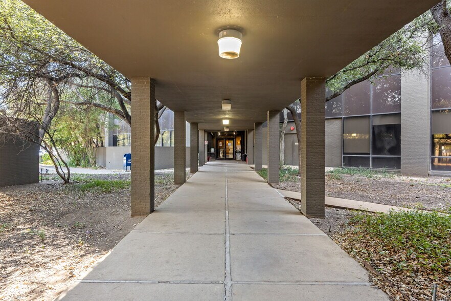 More Photos Of 7800 N Stemmons Fwy, Dallas Office For Sale