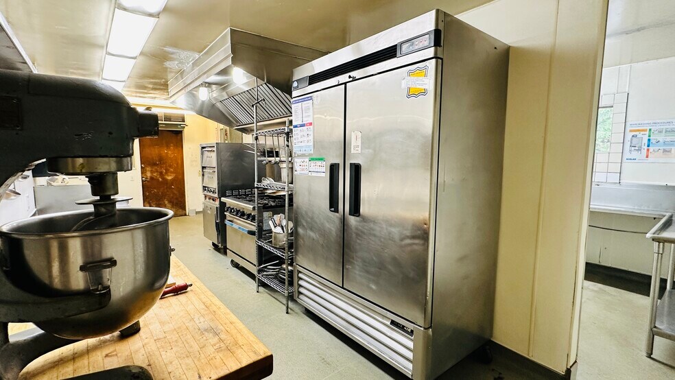 More Photos Of 54905 N Circle Dr, Idyllwild-Pine Cove Restaurant For Lease