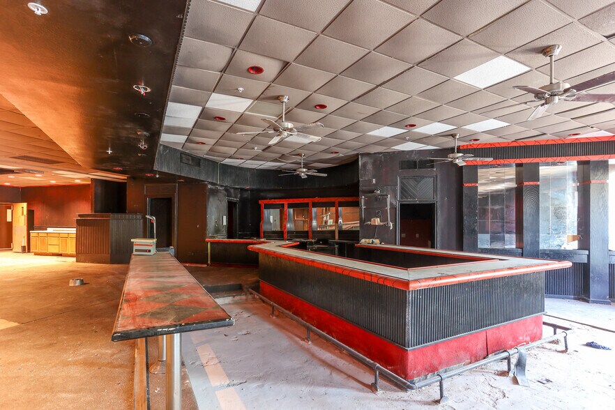 More Photos Of 2050 State Highway 31, Athens Showroom For Lease