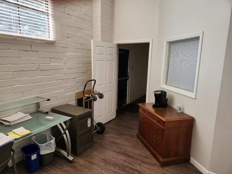 More Photos Of 3013 Bank St, Charlotte Showroom For Lease