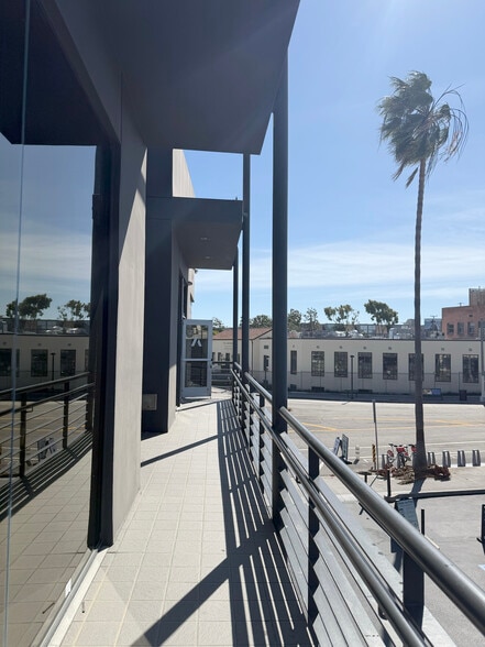 More Photos Of 1501 Main St, Venice Storefront Retail Office For Lease