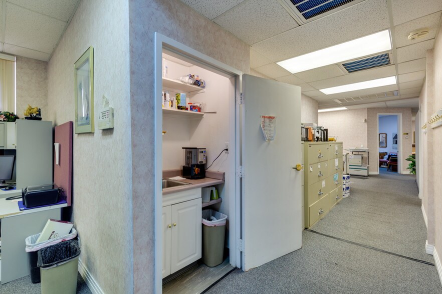 More Photos Of 844 E Sahara Ave, Las Vegas Loft Creative Space For Lease