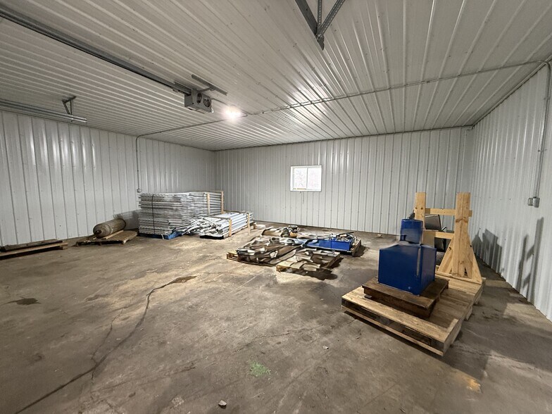 More Photos Of 1000 Century Cir, Dubuque Flex For Lease