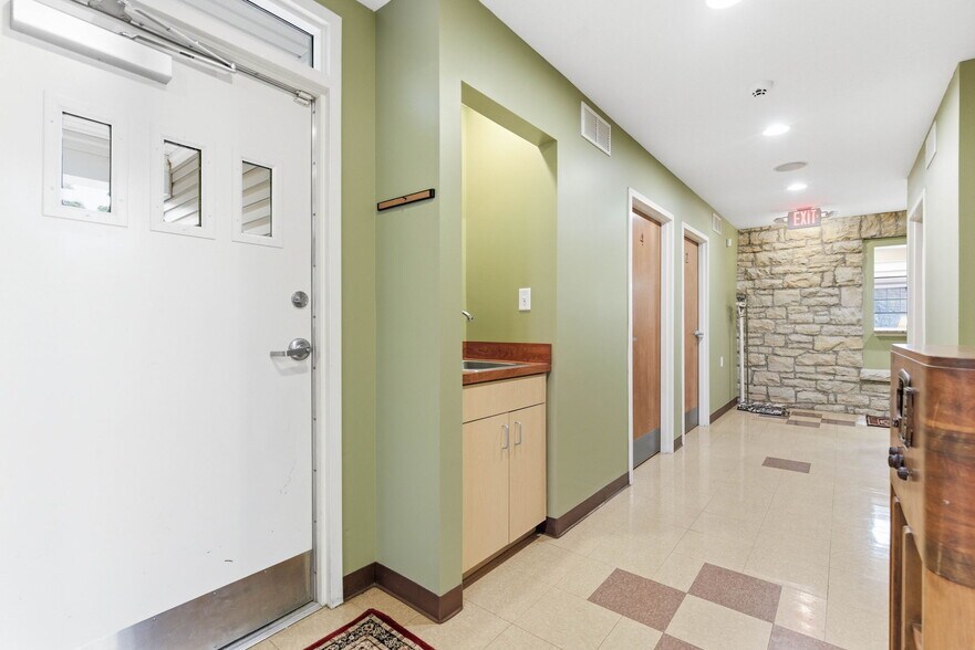 More Photos Of 3208 College Dr, Louisville Office For Sale