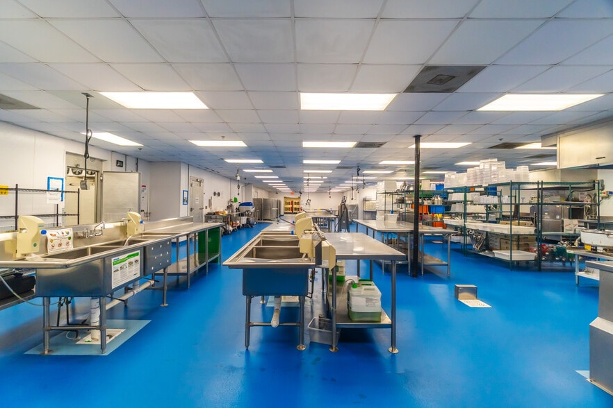 More Photos Of 1907 Gateway Blvd, Charlotte Warehouse For Sale