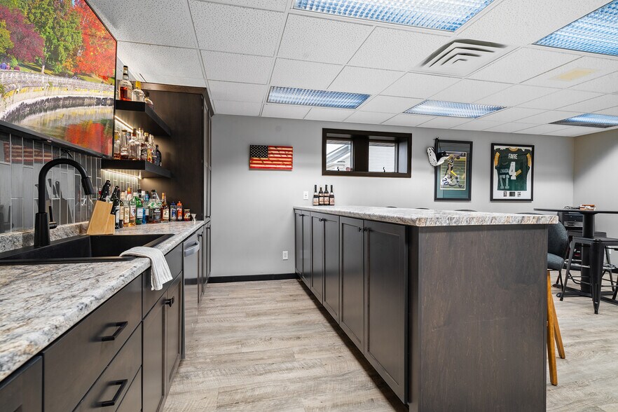 More Photos Of 812 Cormier Rd, Ashwaubenon Office For Lease