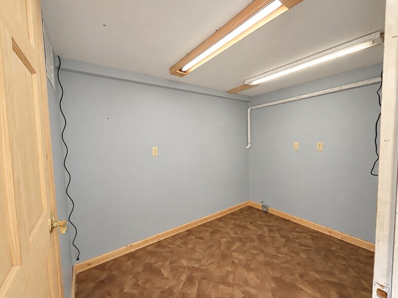 More Photos Of 309 Barclay Ave, Pine River Office For Sale