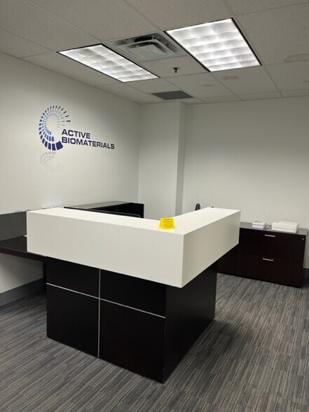 More Photos Of 1300 Chase Ave, Elk Grove Village Light Manufacturing For Sale